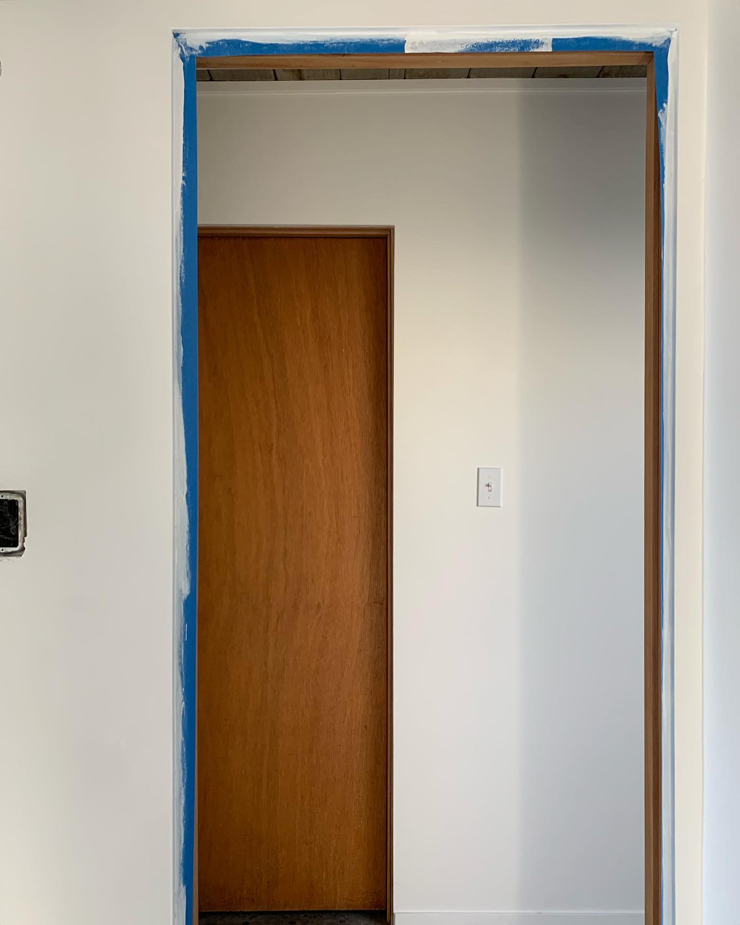 Photo of paint color behr-falling-snow in a Other Spaces by @daviesdeldiablo