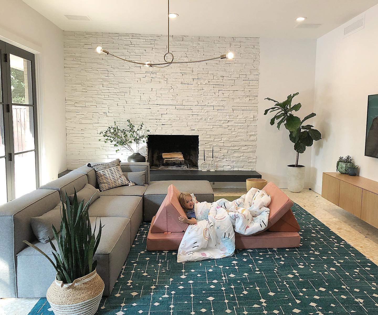 Photo of paint color behr-painters-white in a Living Room by @whitneywilberts