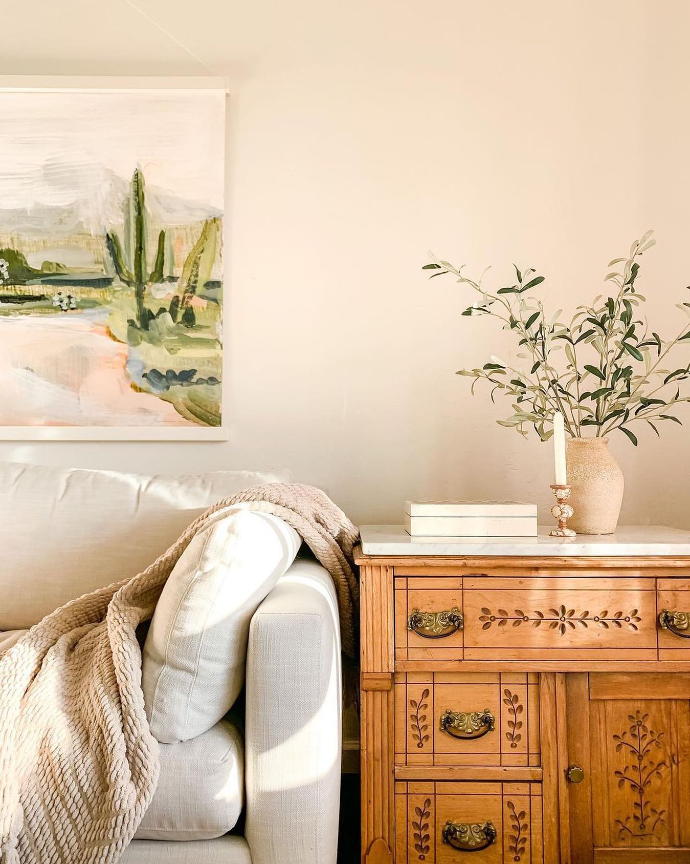 Photo of paint color behr-polar-bear in a Living Room by @behrpaint