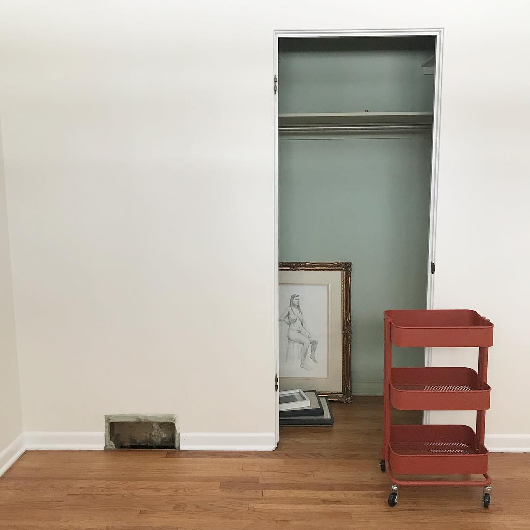 Photo of paint color behr-swiss-coffee in a Other Spaces by @noralanger