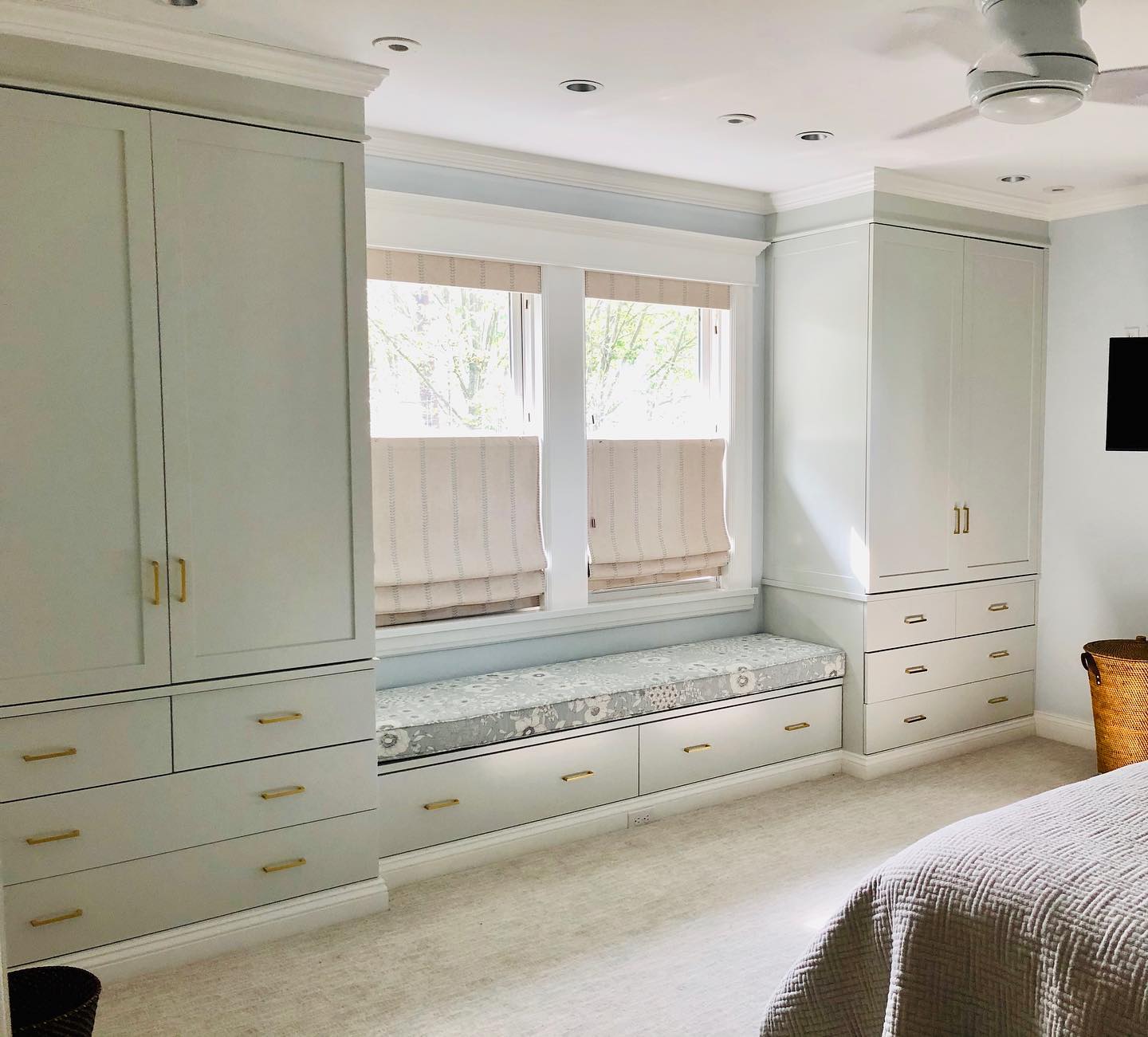 Photo of Lily White paint color