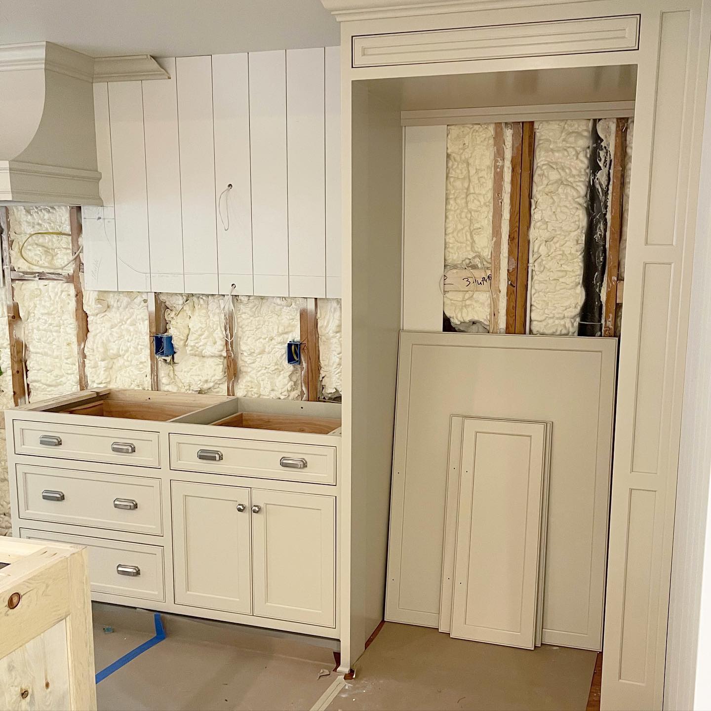 Photo of paint color bm-natural-linen in a Kitchen Cabinets by @cdkbuford