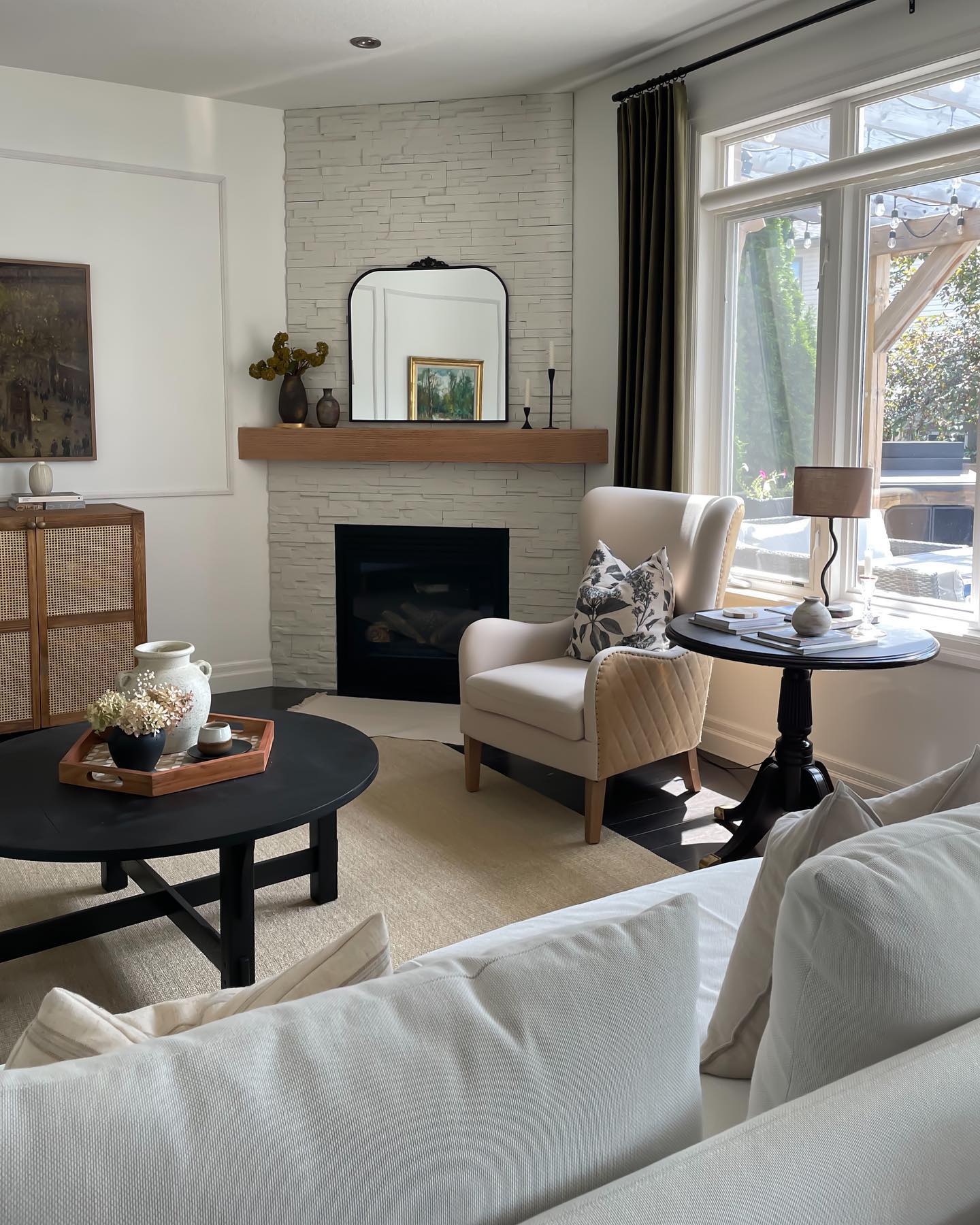 Photo of paint color bm-simply-white in a Living Room by @gabypopovici