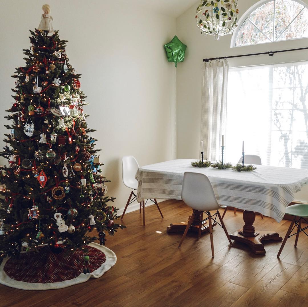 Photo of paint color bm-soft-chamois in a Living Room by @hollowglen