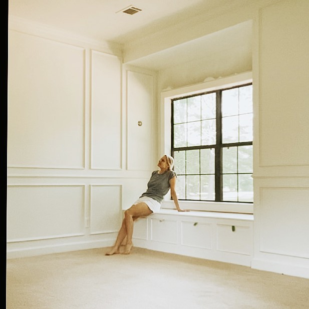 Photo of paint color bm-swiss-coffee in a Living Room by @christinamariadesign