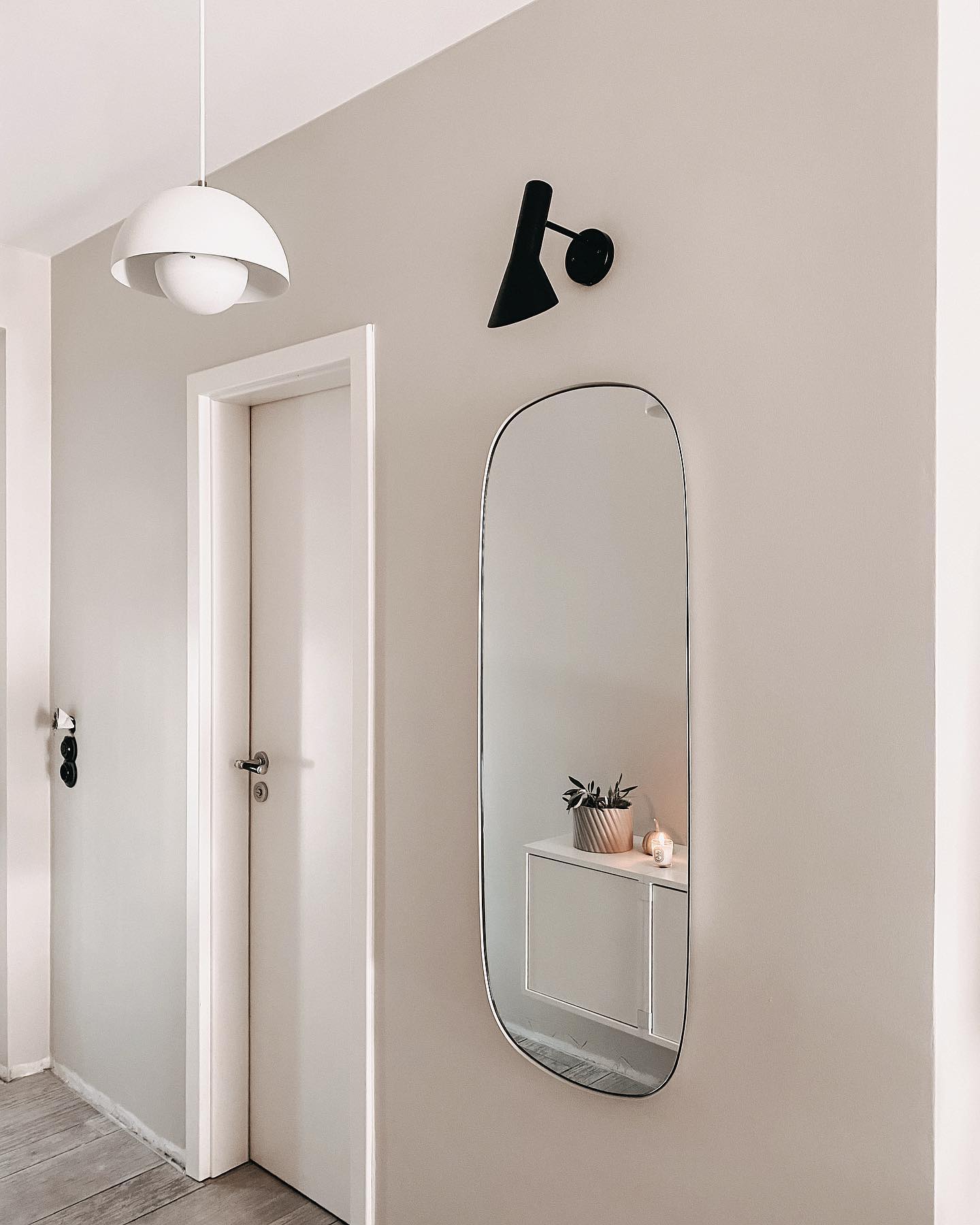 Photo of Shadow White paint color