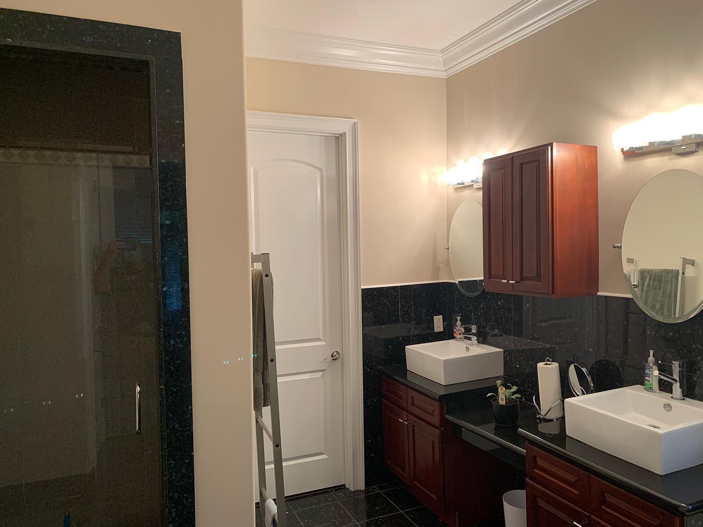 Photo of paint color sw-natural-white in a Bathroom by @rlangfordiv