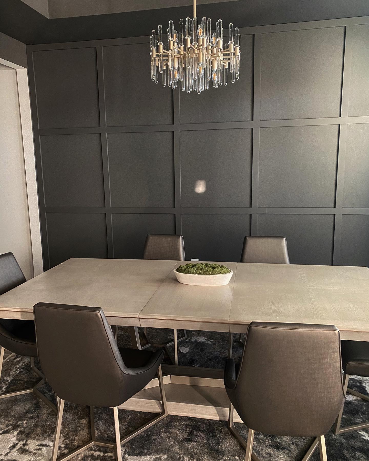 Photo of paint color sw-urbane-bronze in a Living Room by @ashleyjoanglin