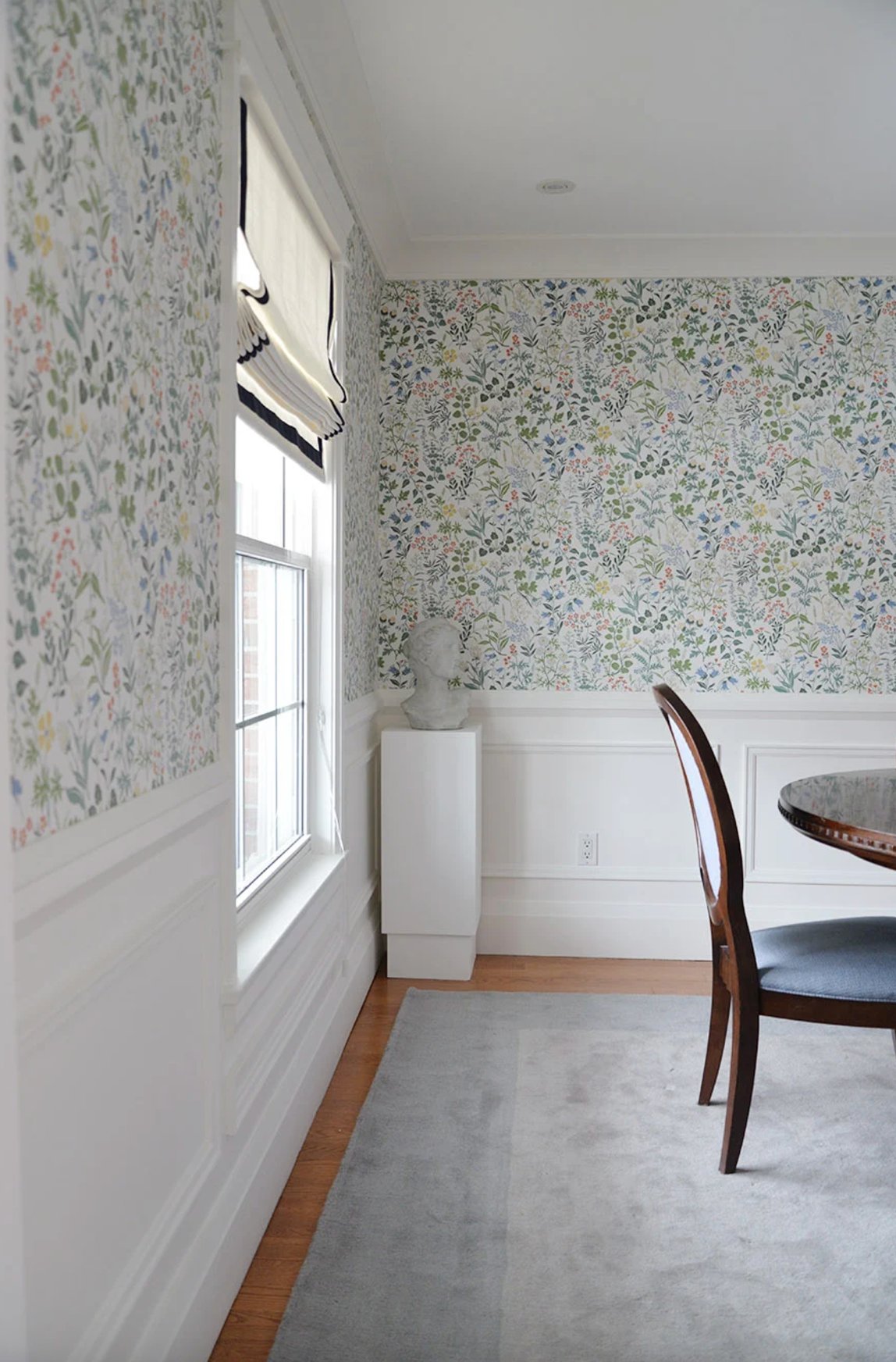 Simply White by Benjamin Moore trim